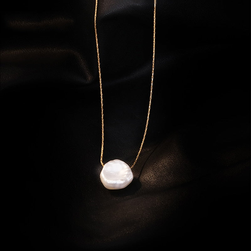 Baroque simulated pearl choker