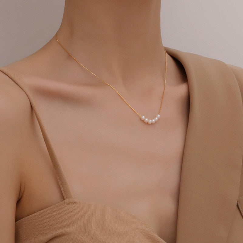 Thin pearl choker