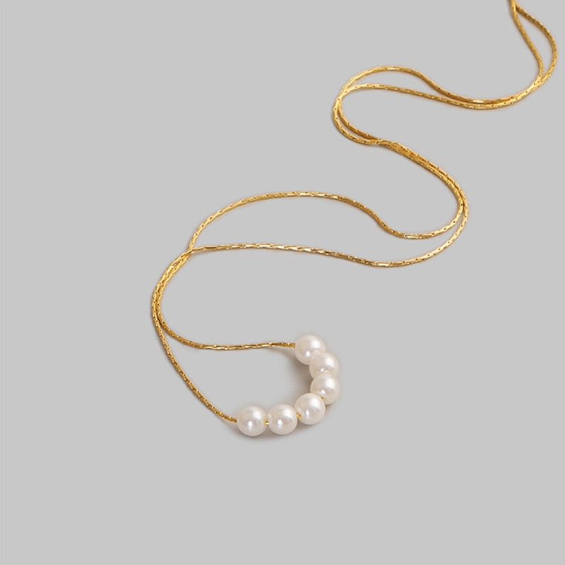 Thin pearl choker