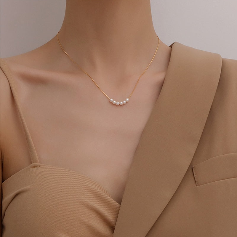 Thin pearl choker