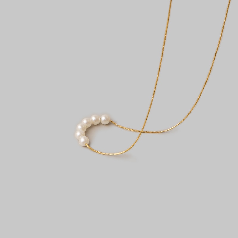 Thin pearl choker