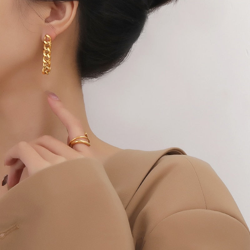 Layering cuban chain pierce