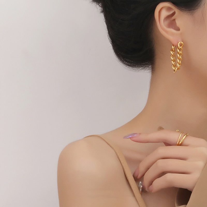 Layering cuban chain pierce