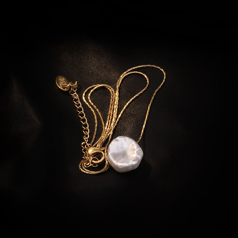 Baroque simulated pearl choker