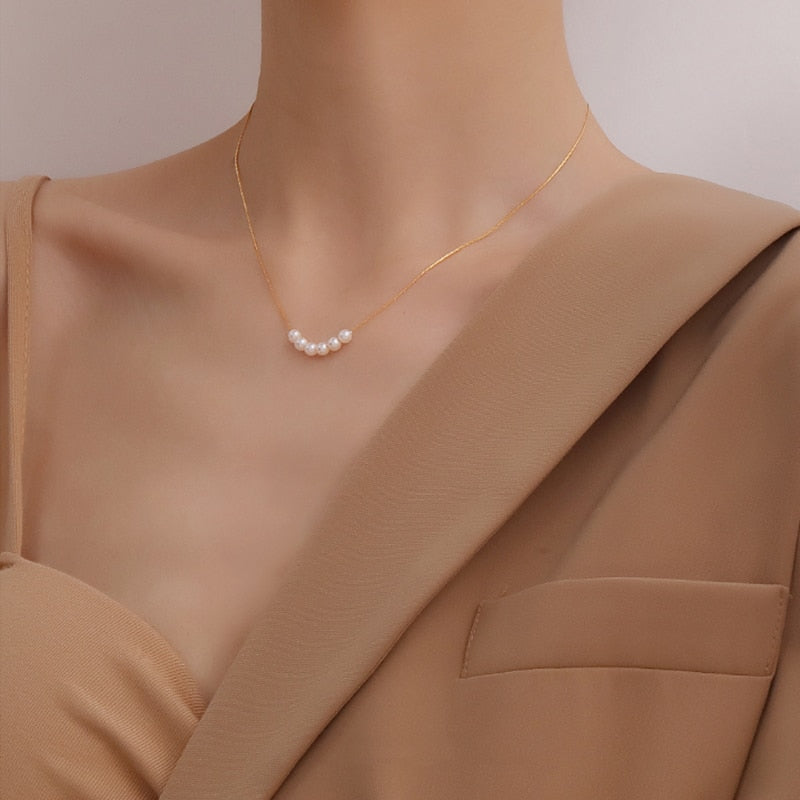 Thin pearl choker