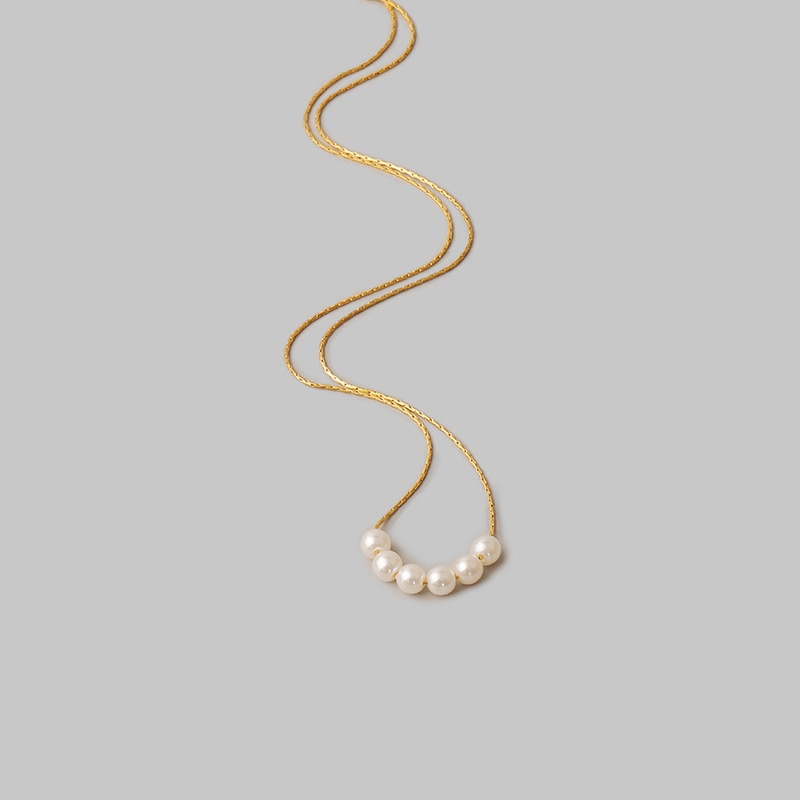 Thin pearl choker