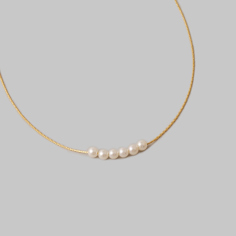 Thin pearl choker