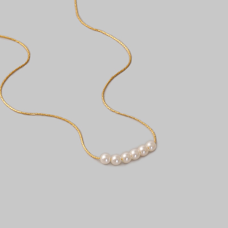 Thin pearl choker